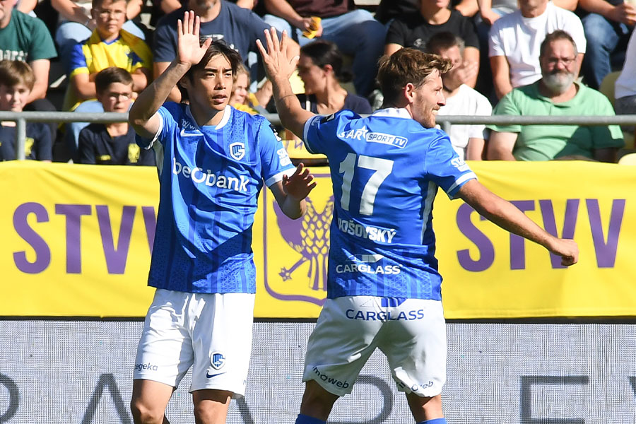 伊東純也がシント＝トロイデン戦で直接FKを決めた【写真：Belga Image/アフロ】
