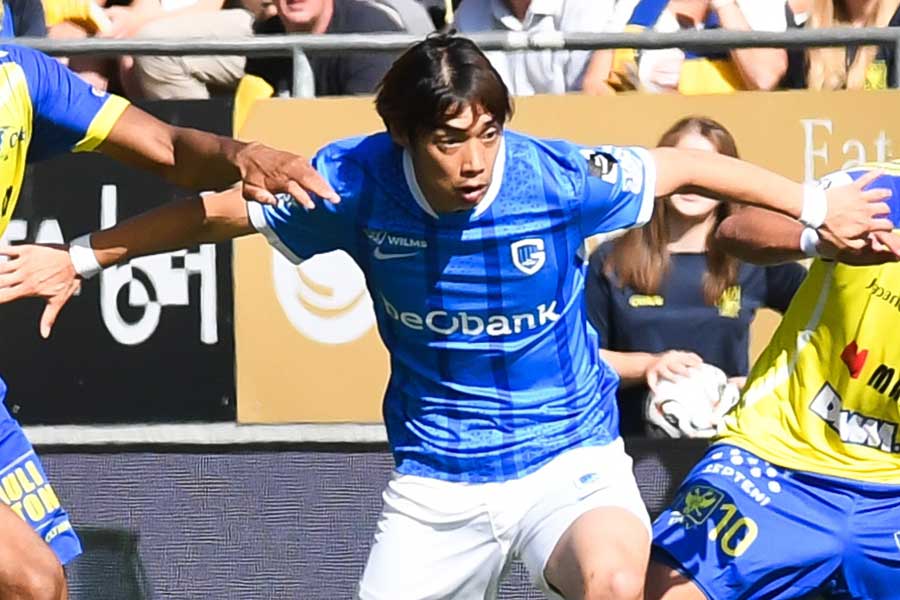 ヘンクの伊東純也【写真：Belga Image/アフロ】