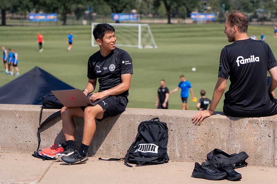 キールでアナリストとして活動する佐藤孝大【写真:(C) Holstein Kiel】