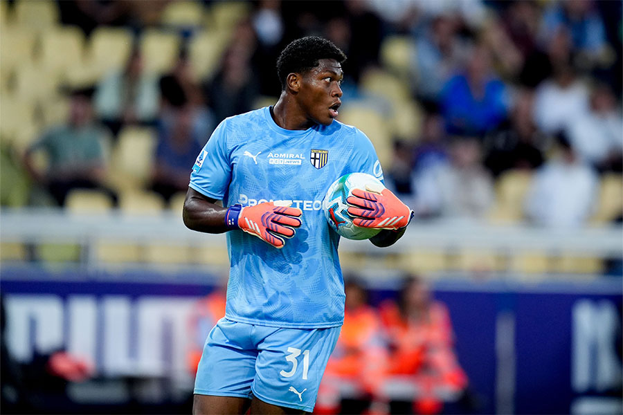 パルマの鈴木彩艶【写真:REX/アフロ】