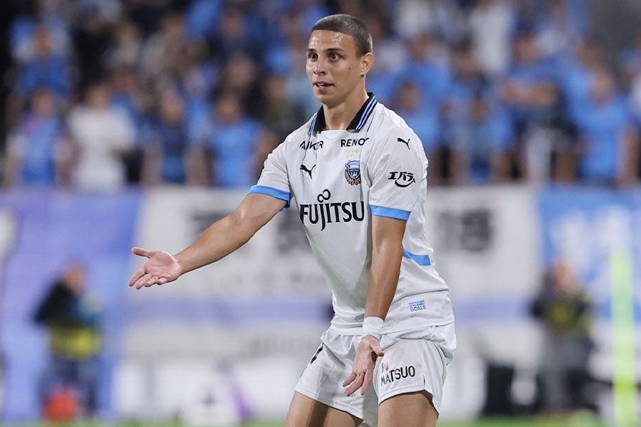 ロマニッチが途中出場から退場処分に【写真：柳瀬心祐】