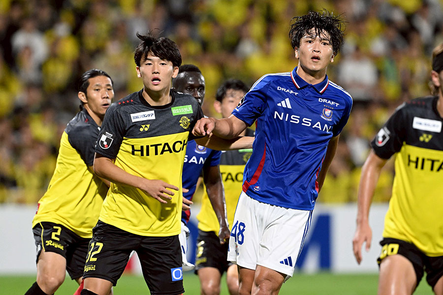 横浜FM戦で途中出場した山之内佑成（写真左）【写真：徳原隆元】