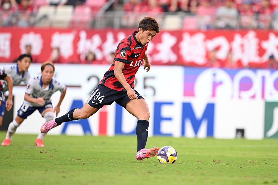 試合終盤のPKキッカーを務めた徳田誉【写真：Getty Images】