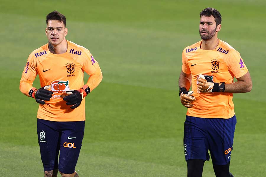 エデルソン(左)とアリソンがブラジルに不参加【写真:ロイター/アフロ】