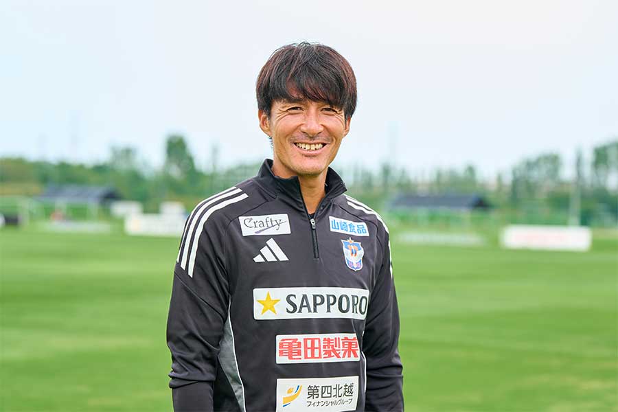 新潟U-18の選手を並走しながら指導する田中達也監督【写真：近藤俊哉】