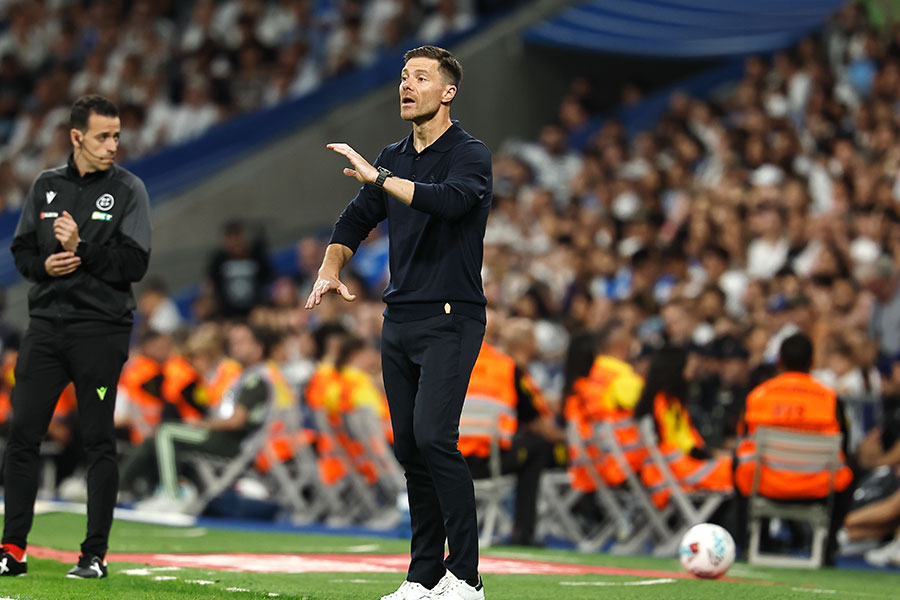 シャビ・アロンソ監督がピタ止め披露【写真：ムツ・カワモリ/アフロ】