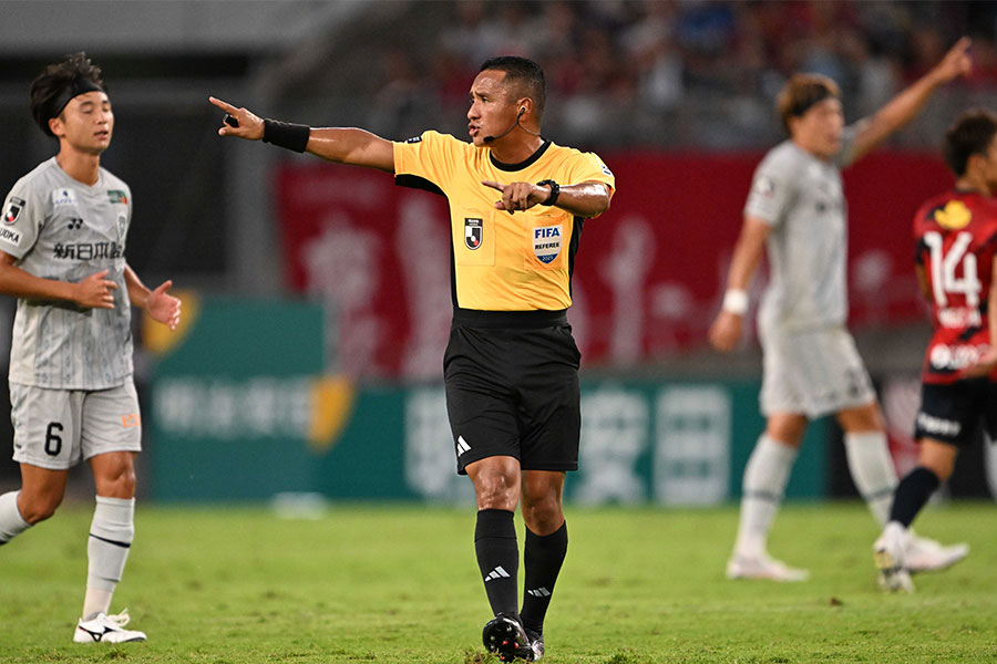 バルトン主審が意見を主張【写真：徳原隆元】