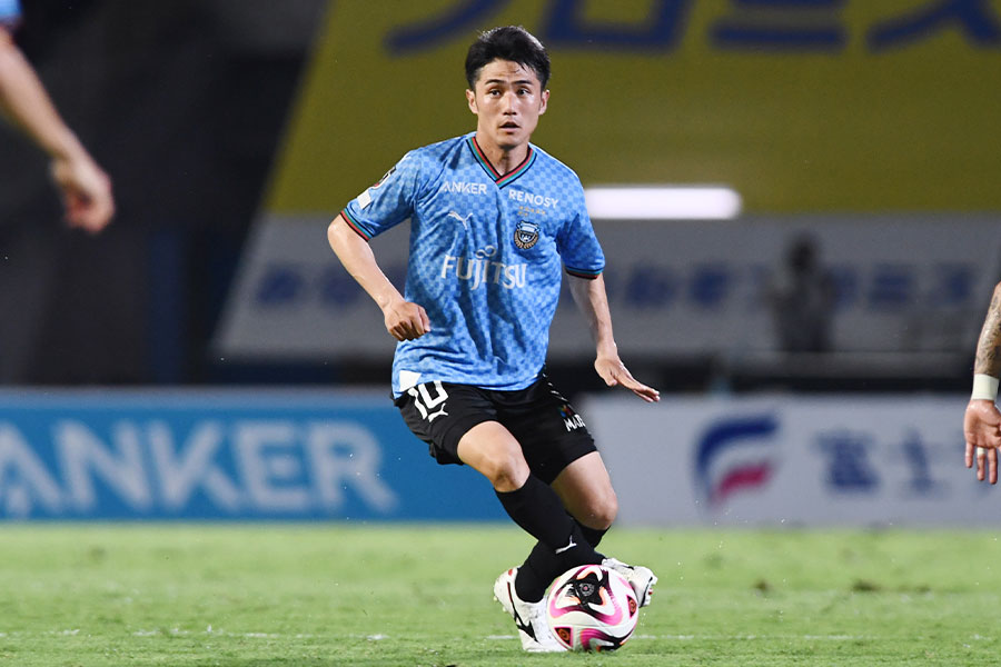 大島僚太が柏戦の試合終盤に担架でピッチを後にした【写真：千葉 格/アフロ】