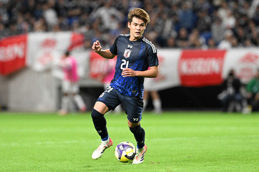 ボランチでスタメン出場した佐野海舟【写真:徳原隆元】
