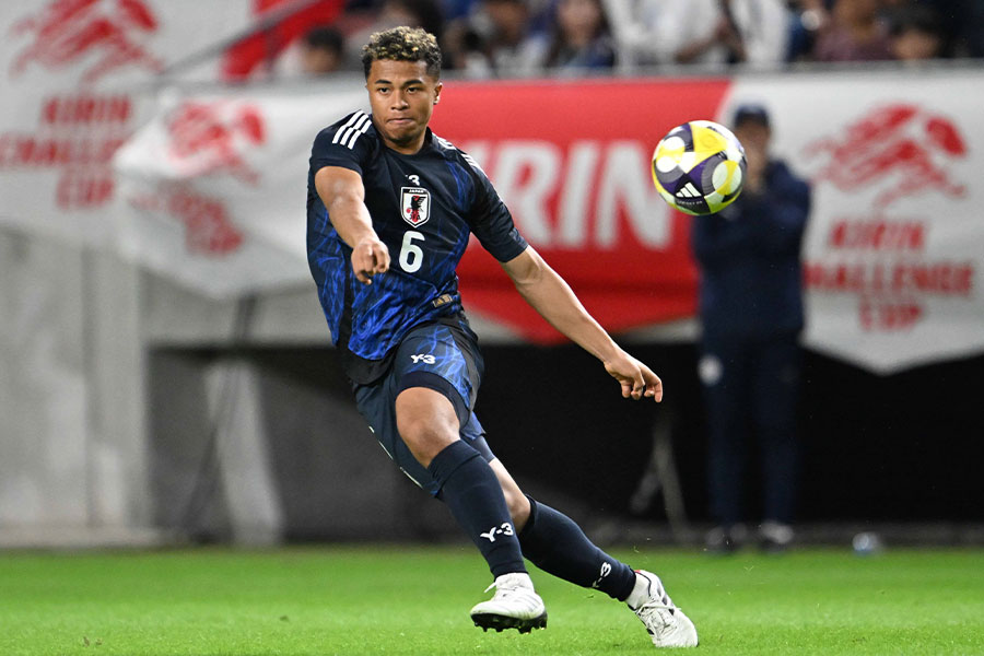 後半途中から出場した藤田譲瑠チマ【写真：徳原隆元】