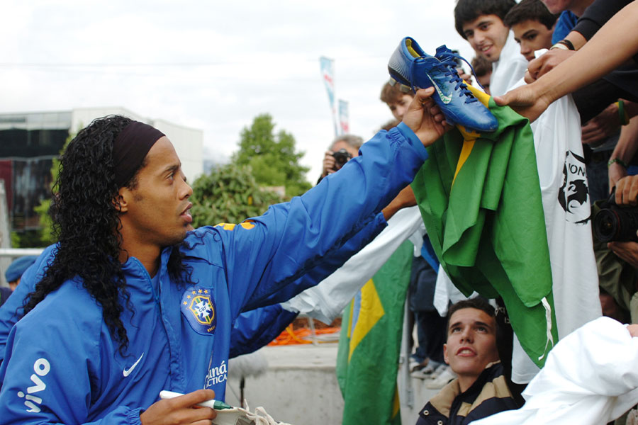 会場に訪れたファンに神対応を見せたロナウジーニョ【写真：徳原隆元】
