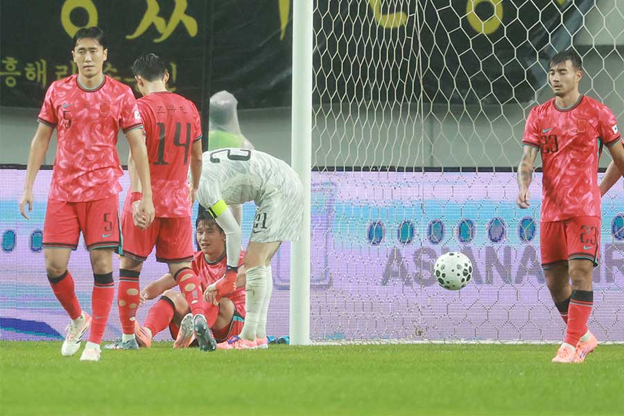 アジア4位に転落危機の韓国代表【写真：YONHAP NEWS/アフロ】