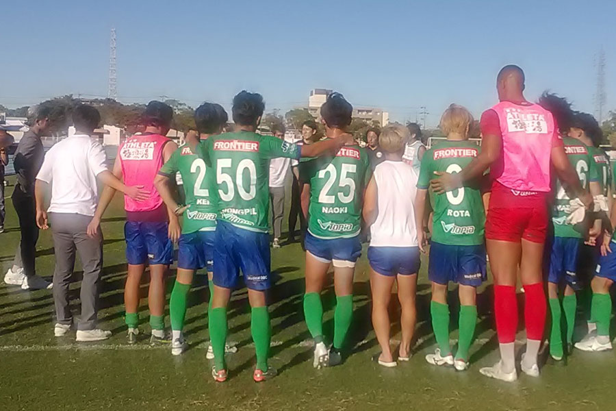 試合後、円陣を組んでカズの話を聞く鈴鹿の選手たち【写真：荻島弘一】