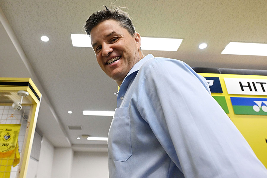 試合後に笑顔を見せたリカルド・ロドリゲス監督【写真：徳原隆元】