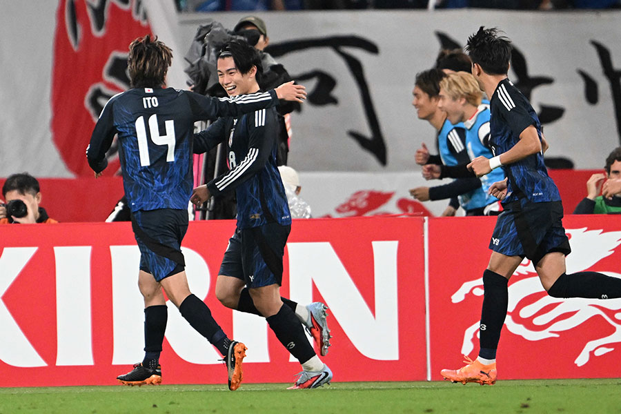 上田綺世がコーナーキックから逆転ゴールを決めた【写真：徳原隆元】