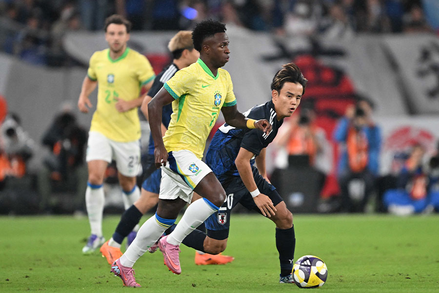 ヴィニシウスと久保建英がマッチアップ【写真：徳原隆元】