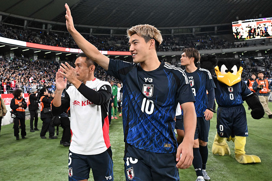 右ウイングバックで出場した堂安律【写真：徳原隆元】