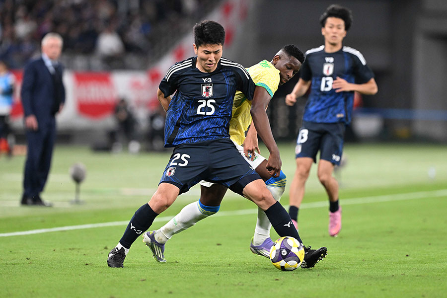 久保建英も鈴木淳之介のプレーを評価した【写真：徳原隆元】