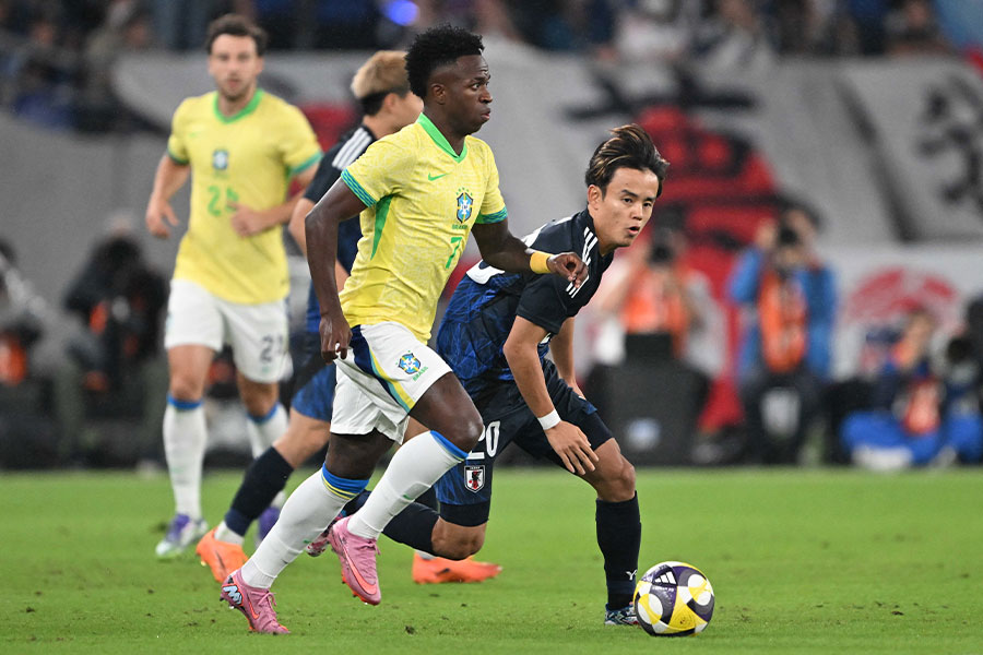 前半はブラジルに押し込まれる防戦一方の展開に【写真:徳原隆元】