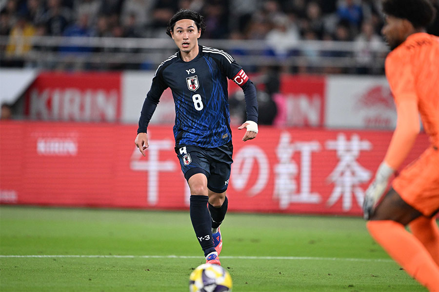 ブラジル戦でも腕章を巻いた南野拓実【写真:徳原隆元】