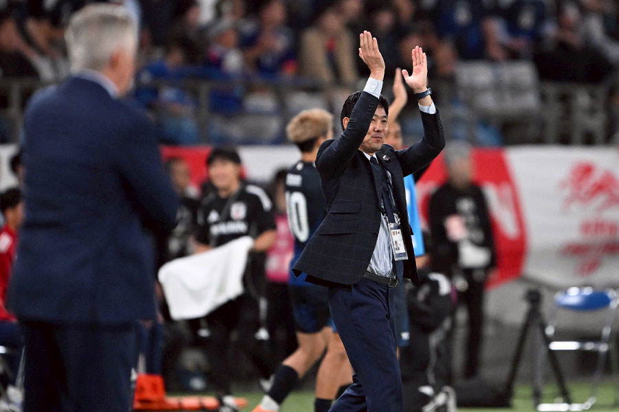 逆転勝利をした選手を拍手で称えた森保一監督【写真:徳原隆元】