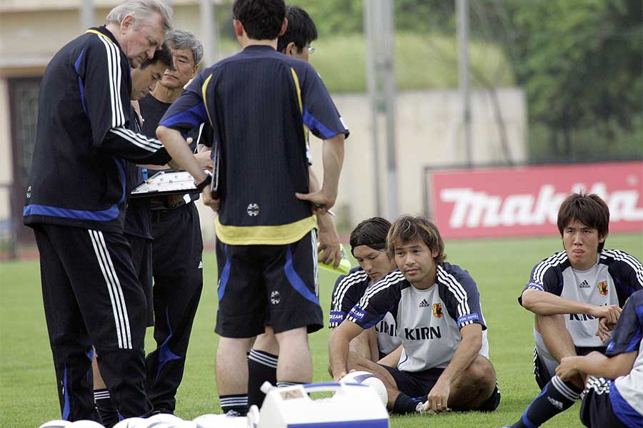 代表練習中にイビチャ・オシム監督の話を聞く矢野貴章（右）【写真：AP/アフロ】