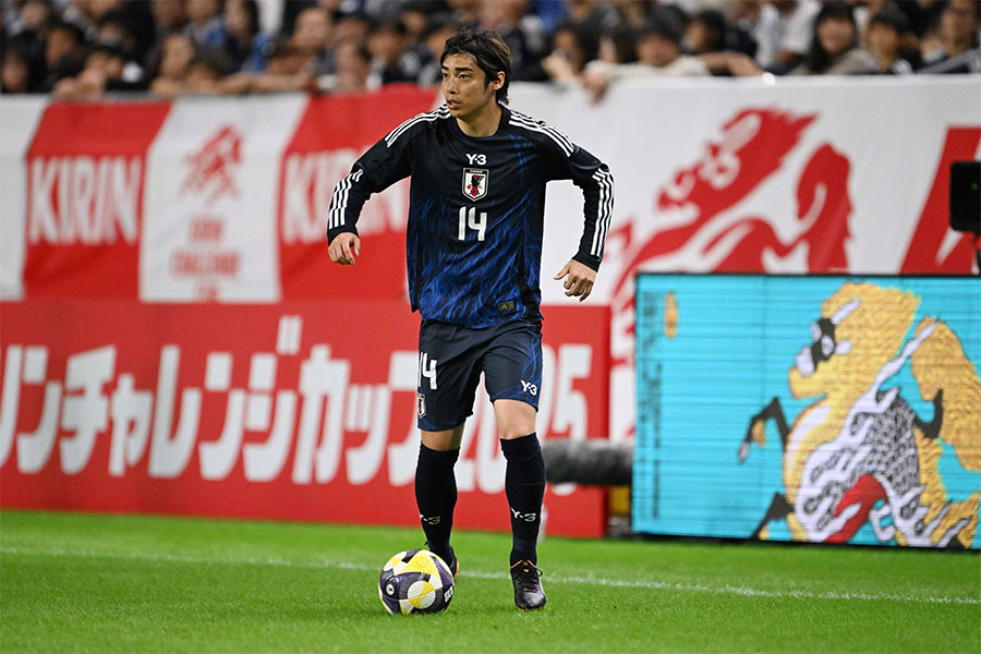 シャドー伊東純也が躍動【写真：徳原隆元】