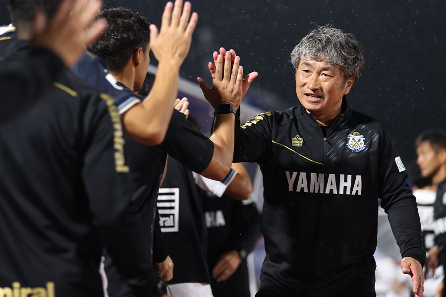 安間貴義監督が初陣で勝利を飾った【写真:Getty Images】