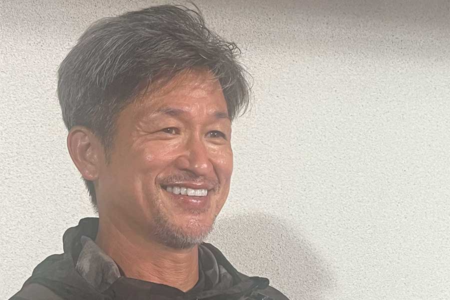 3か月ぶりの試合出場に笑顔も見せたアトレチコ鈴鹿FWカズ【写真:荻島弘一】