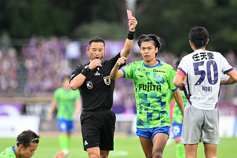 京都DF鈴木義宜が退場【写真：徳原隆元】