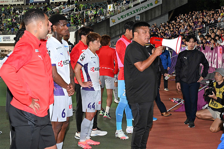 京都の曺貴裁監督が異例の鼓舞【写真:徳原隆元】