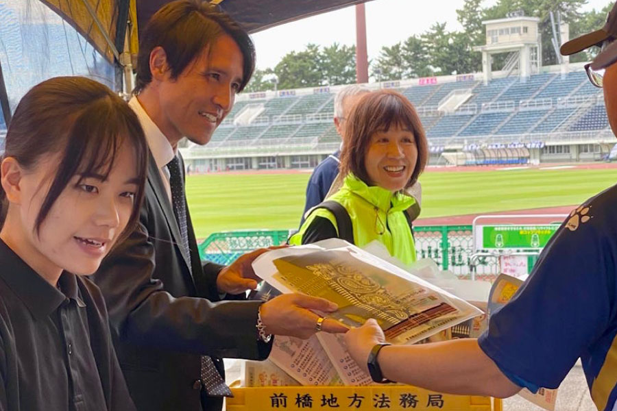 福島戦での入場ゲートで人権啓発PR資料を配布している様子【写真:(C) THESPA】