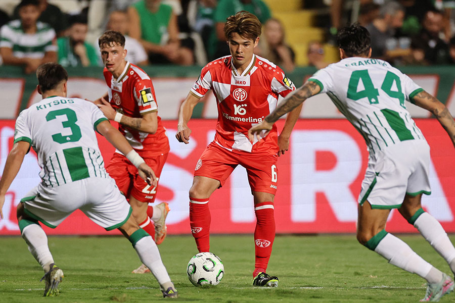 マインツで主力として活躍する佐野海舟【写真:ロイター】