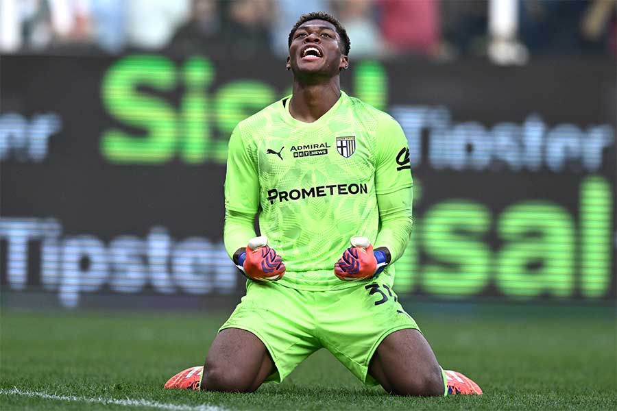 パルマの鈴木彩艶【写真:アフロ】