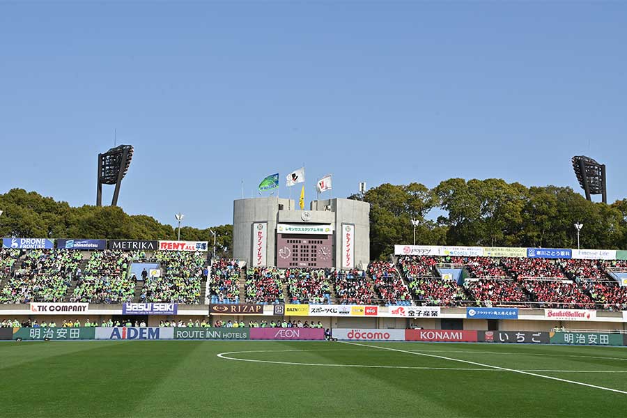 レモンガススタジアム平塚がホームとアウェーのエリアを入れ替えへ【写真:アフロ】