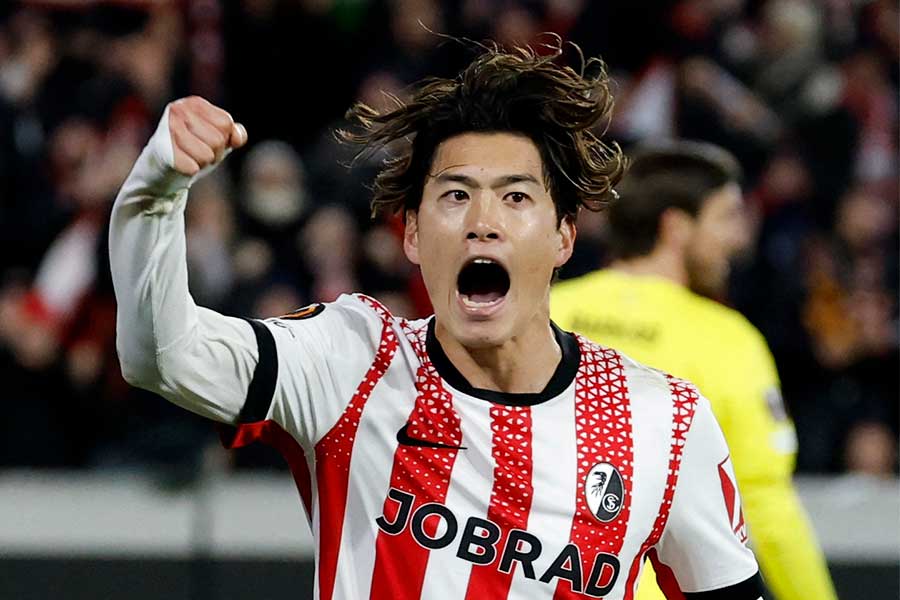 フライブルクでプレーする鈴木唯人【写真:ロイター】