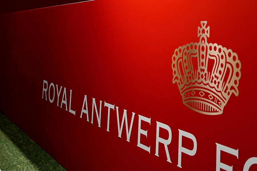 ロイヤル・アントワープのアウェーユニフォームを専門家が解説【写真:Belga Image/アフロ】