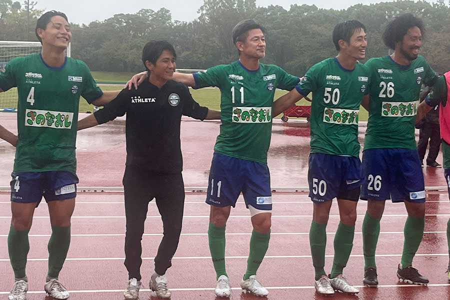 スタンドのサポーターの声援にこたえるアトレチコ鈴鹿の選手たち【写真:荻島弘一】
