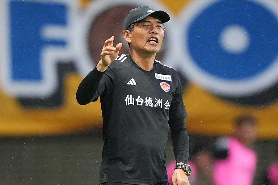 仙台を率いる森山佳郎監督【写真:アフロ】