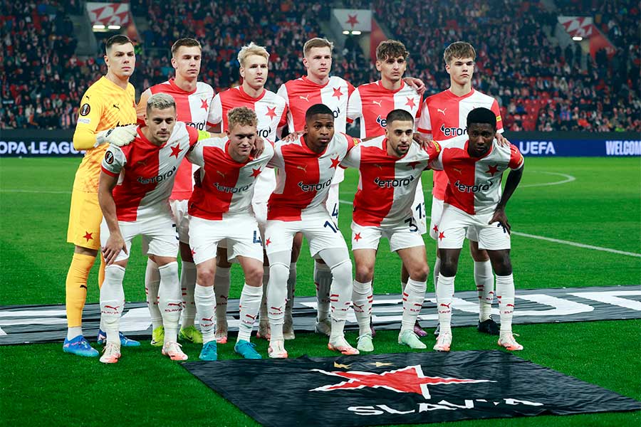 スラビア・プラハ本拠地の巨大な横断幕が話題【写真:ロイター/アフロ】