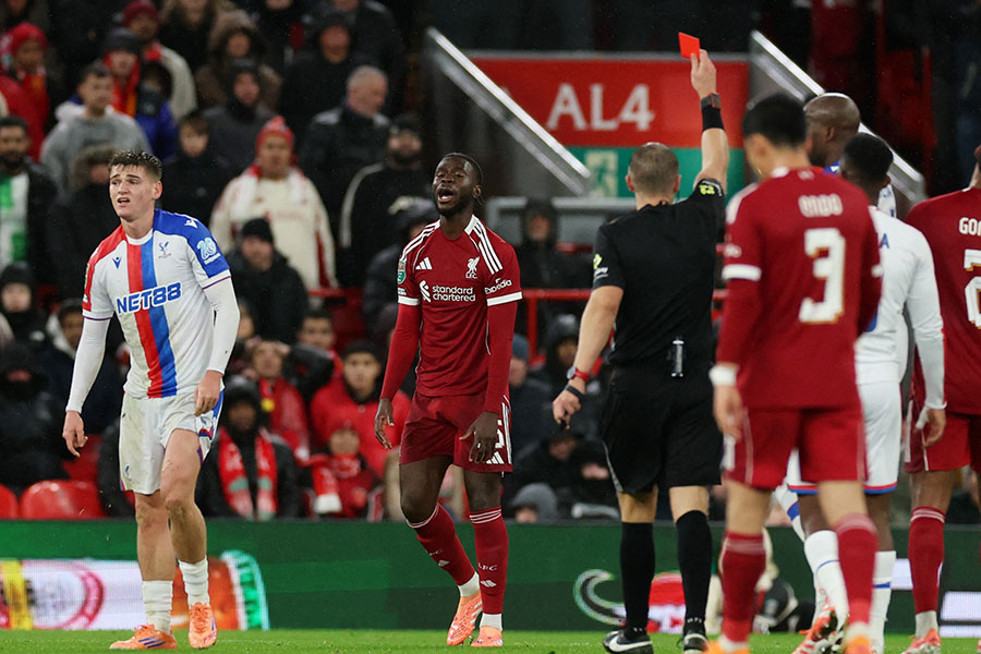 リバプールのアマラ・ナロが2度目の一発退場【写真:ロイター】