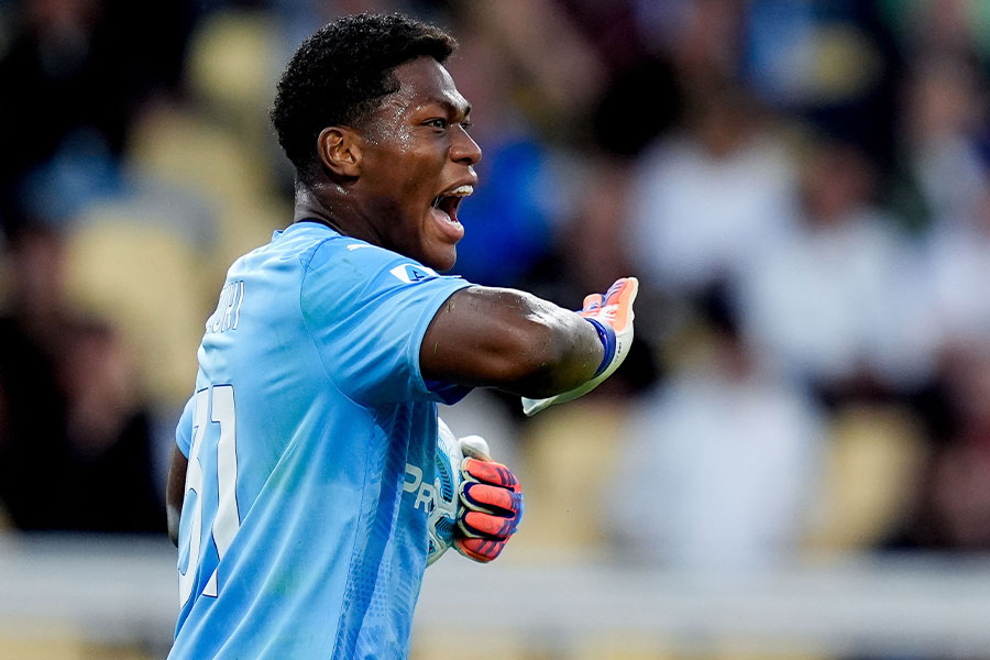 トリノ戦で好セーブを見せた鈴木彩艶【写真：REX/アフロ】