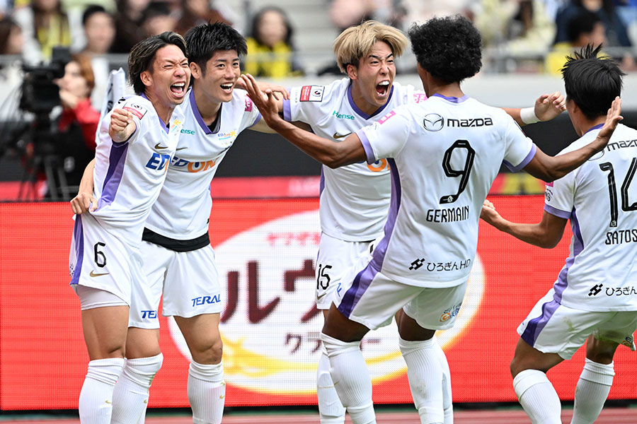 広島が前半の3ゴールで3年ぶりにルヴァン杯優勝【写真：徳原隆元】