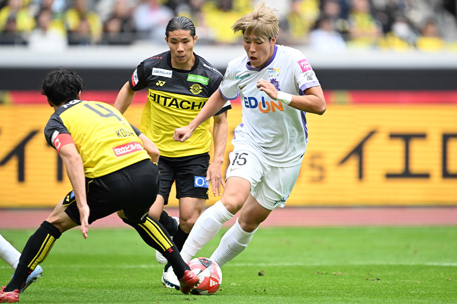 驚異のロングスローを放った中野就斗【写真:徳原隆元】