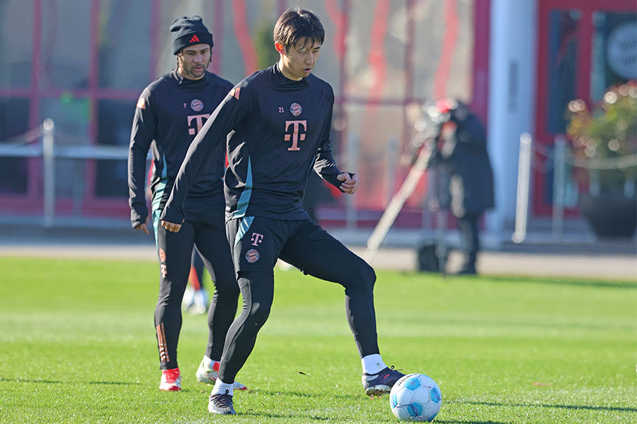 バイエルンの伊藤洋輝が練習に復帰【写真:アフロ】