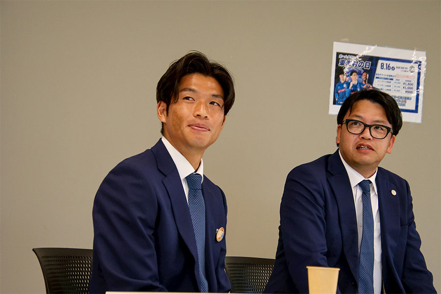 選手たちと各地域へ表敬訪問に伺う小島耕社長【写真提供:水戸ホーリーホック】