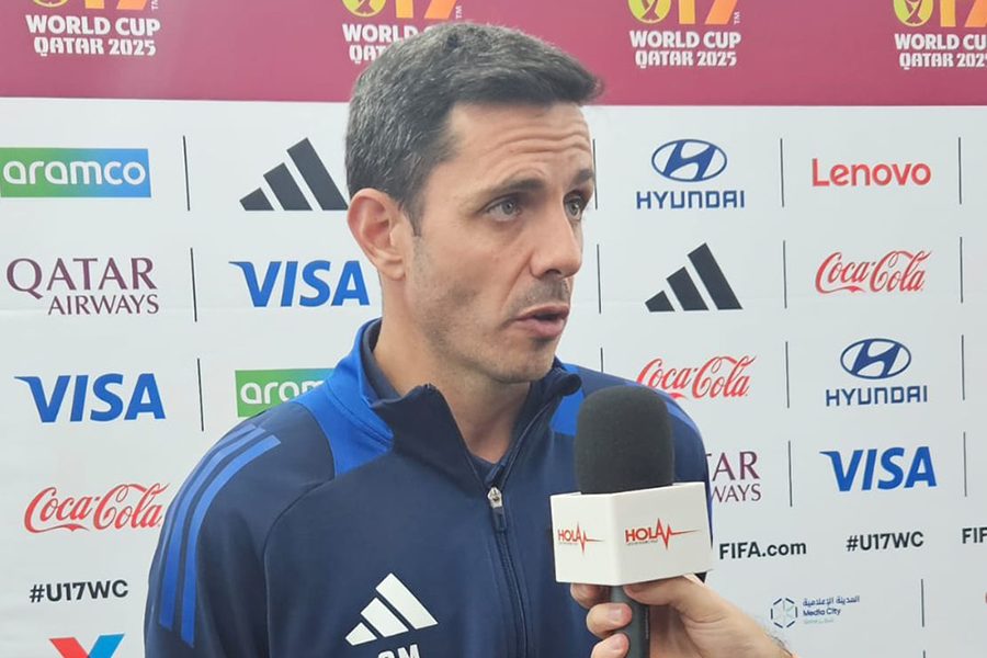 U-17カタール代表のアルバロ・メヒア監督【写真:FOOTBALL ZONE編集部】