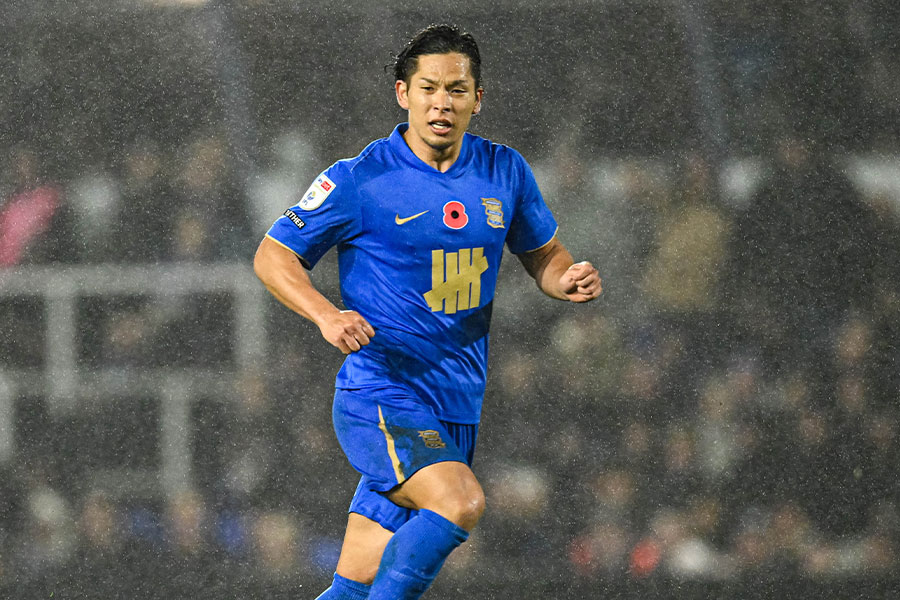 右サイドバックで出場した岩田智輝【写真:アフロ】