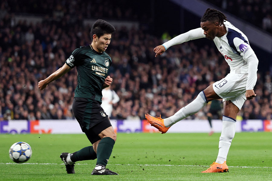 トッテナム戦に出場した鈴木淳之介【写真：ロイター】