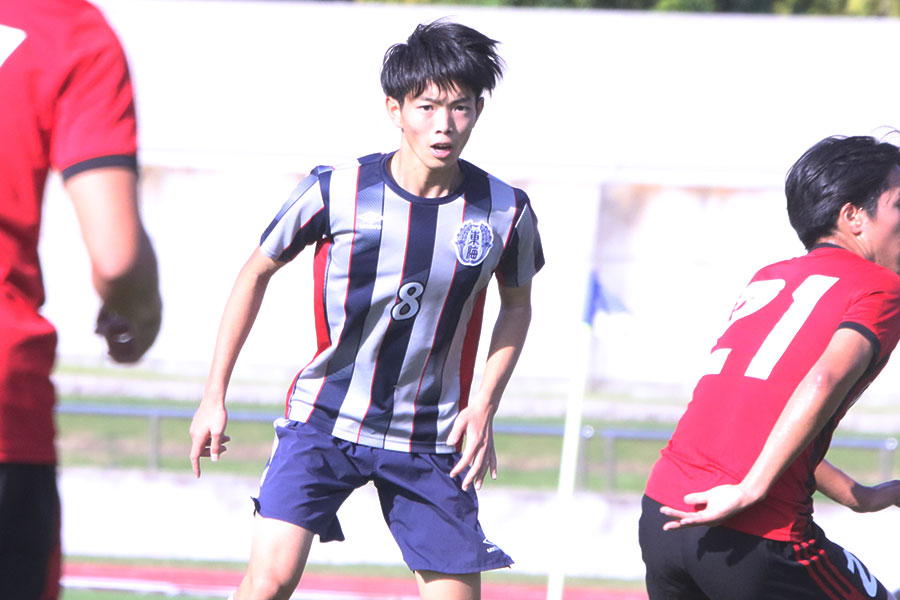 絶妙スルーパスでゴールをアシストした鈴木悠生【写真：FOOTBALL ZONE編集部】